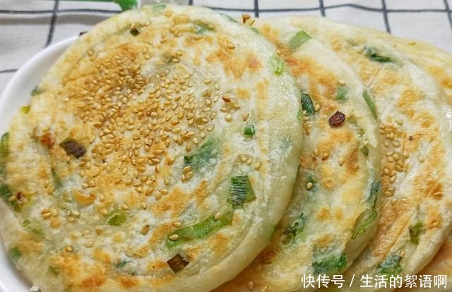  外皮|葱花饼的特色做法，拉一拉卷一卷，外皮酥脆层次多，比手抓饼还香