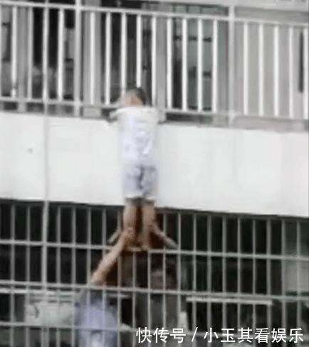  小孩|惊险！男童悬挂四楼防盗网，摇摇欲坠一刻他们来了！