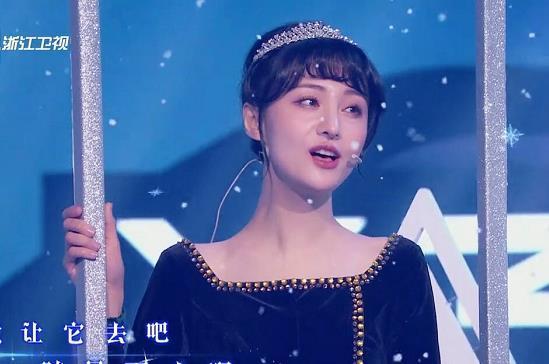 王牌|关晓彤笑场《王牌对王牌》与郑爽对唱时憋笑,被吐槽不礼貌