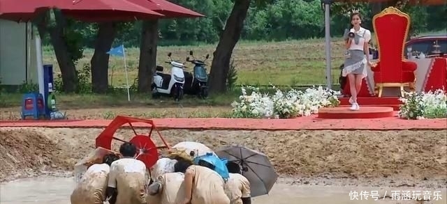 撑伞|跑男们这次太拼了,泥潭中撑伞奔跑,李晨蔡徐坤等被溅一脸泥