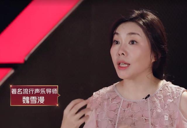 王智|王霏霏劈叉动作撞车王智,王智都看懵了,这个临场反应彰显情商