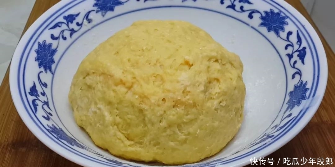 零食|5个鸡蛋,1斤面粉,锅里一炒,做出创意小零食,比蛋糕好吃十倍