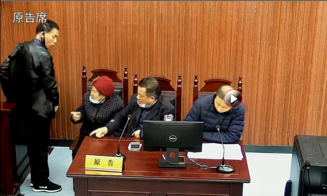 赡养|七旬母亲状告四子女不赡养，子女在法庭对母亲态度恶劣，法官当场“发飙”