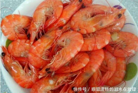 腥味|水煮大虾时,有人放盐,有人放香油,都错了!加点它,鲜嫩无腥味