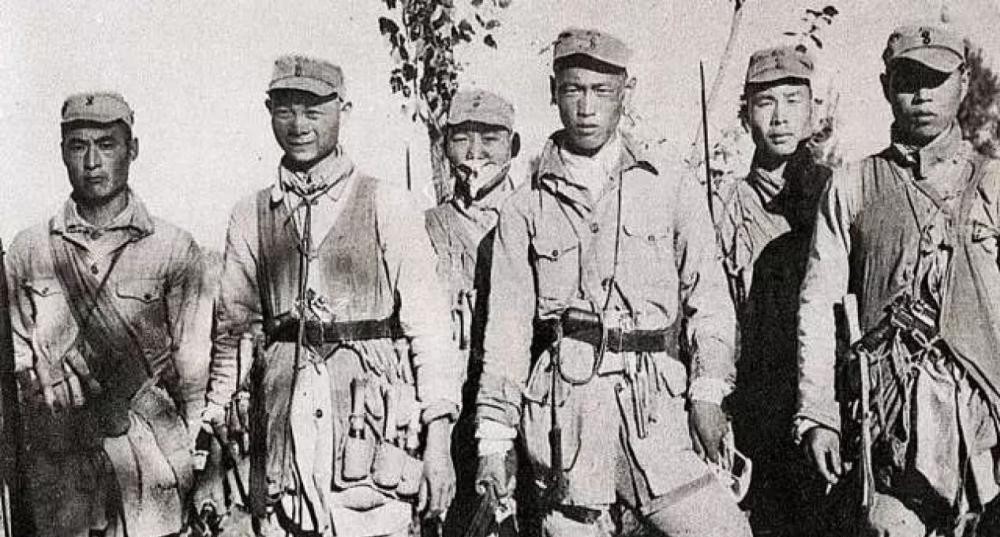 八路军|日军3万人将我军300人包围,此人拿望远镜一看,下令:进攻