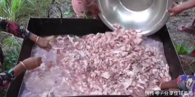 印度|印度富豪请全村人吃鸡,一大锅肉配一大锅饭,几百个人坐草地上吃