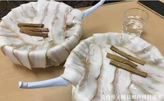 朋友|朋友请吃饭,4个人就点2碗面条,觉得他抠门,面条上桌后尴尬了