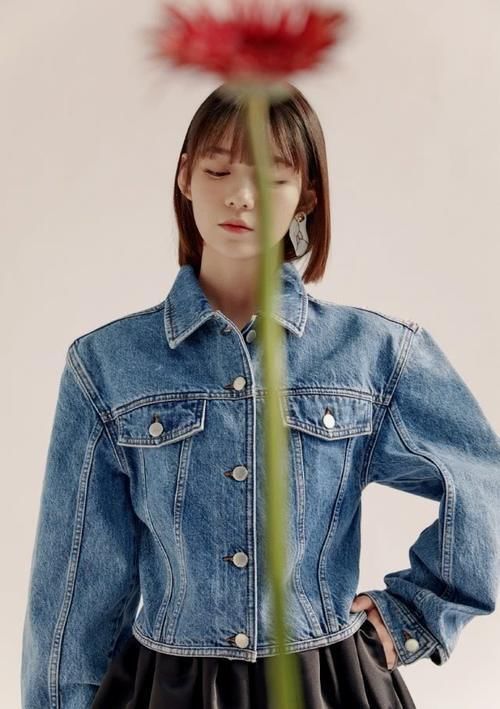  针织衫|她因《创造101》成名，今穿短款牛仔衣配花苞裙，变身帅气少女