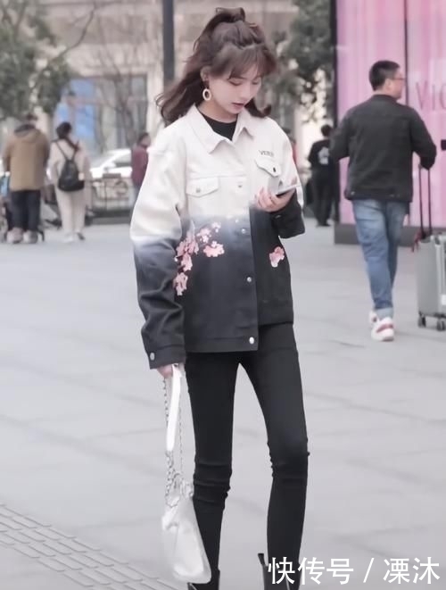 紧身裤|小姐姐这腿是真实存在的?穿上紧身裤只有几道褶皱,细到像假腿