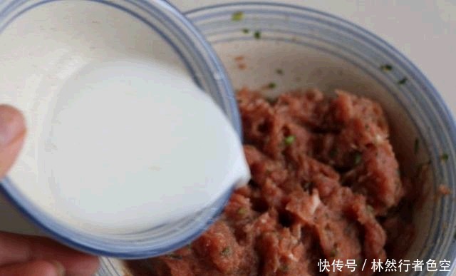  秘诀|肉馅馄饨又干又柴？教你一个鲜美的秘诀，调馅把握2点