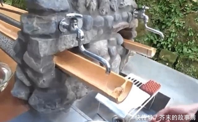 竹子|竹子劈开上面流出面条的美食叫“流水面”日本人很爱吃,你吃过没