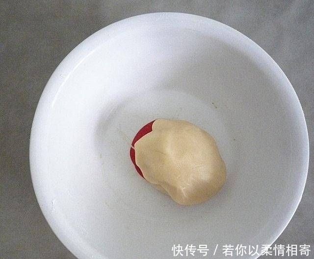 上保鲜膜|抹茶酥和我自己做的红曲糕点,不油腻