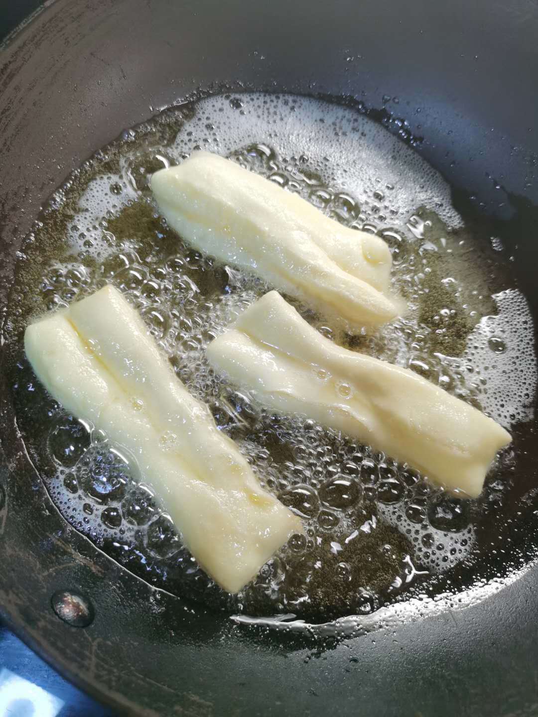 柔软|炸油条时,谨记这3个要点,油条蓬松柔软,有空心,一次就成功