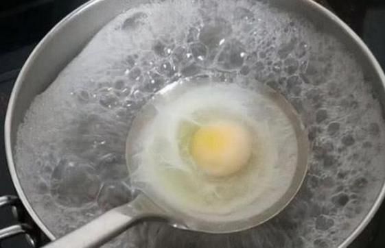 完整|煮荷包蛋时,总是有白沫,金牌月嫂教我一招,嫩滑完整还没腥味!