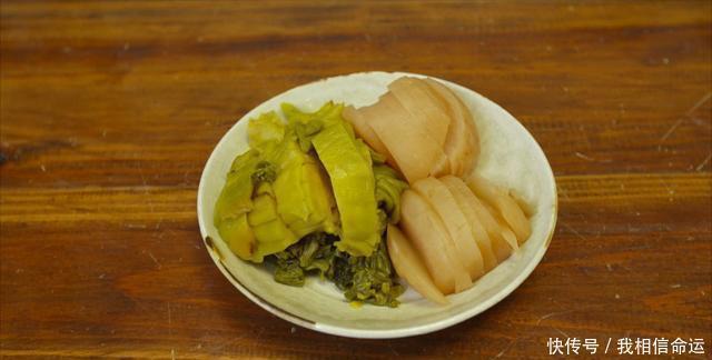 金针菇|深秋里来上一碗酸汤肥牛吧！酸辣可口治好你的没胃口，温暖你的胃