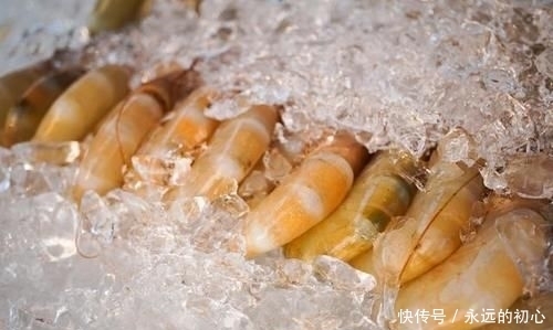 不对|鲜虾保存直接放冰箱是不对的,教你正确做法,放1个月鲜美不发黑