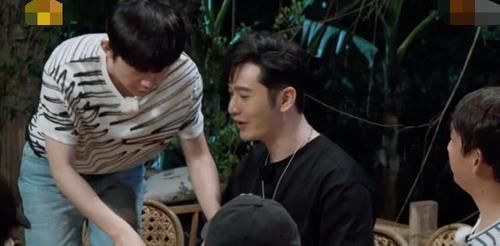 黄晓明|黄晓明吃肉减肥法,一粒米不吃,饭桌上和彭昱畅抢肉吃:分我一点