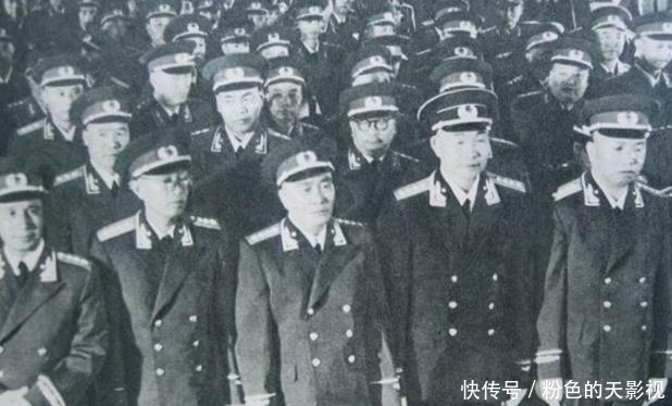 敌人|18岁就成为了师部政委,却授衔为暂授少将,亲自将肩章摘掉不戴