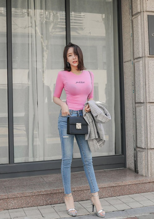 小姐姐|街拍:一身白色穿搭的小姐姐,短发也显得干净利落,非常时髦