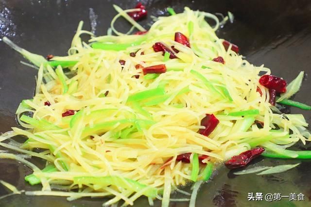 技巧|炒土豆丝前,用水冲洗就错了40年大厨教你3大技巧,脆爽不粘锅