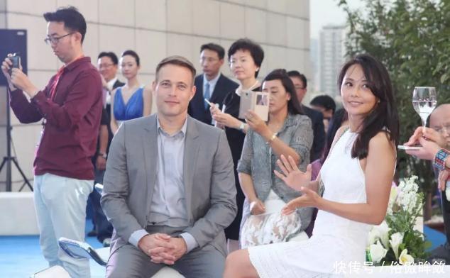  活动|马雅舒携外籍老公出席活动，白裙玩转高段位，夫妻搭肩秀恩爱