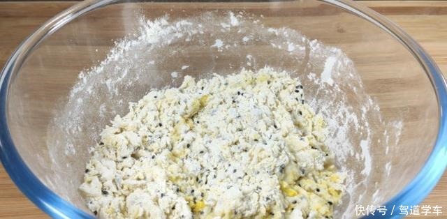 酥脆|面粉中加入两个鸡蛋,香甜酥脆,层次分明,越嚼越香,上桌就光盘