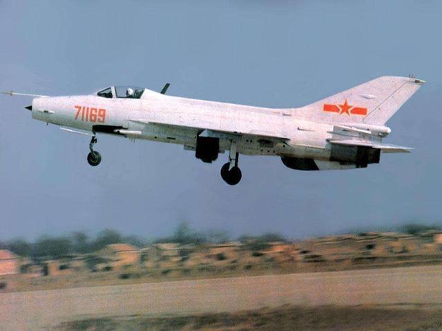  服役|最早一批的歼10都退役了，上世纪的老爷货，歼7为何还在服役