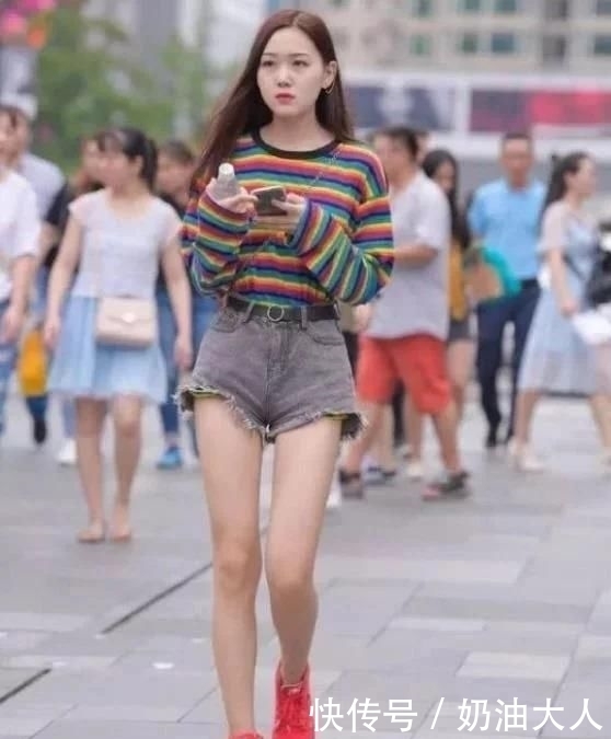  小姐姐|街拍：身材高挑的小姐姐，条纹上衣配牛仔热裤，青春活力气息