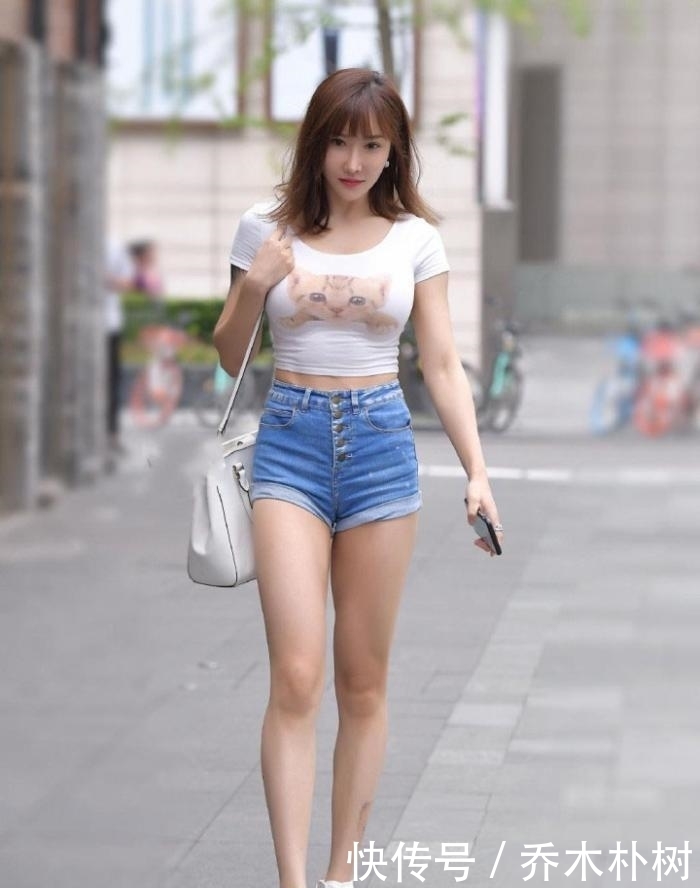 舍不得|街拍:讲真的,阿姨穿了几年的蜜桃裤,还舍不得换新的吗?