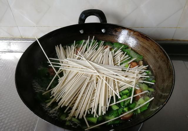  小青菜|鲜香鹌鹑蛋肉圆香菇青菜面，荤素搭配，十分好吃，热乎乎暖胃！