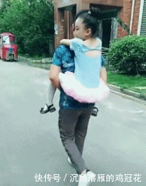 搞笑|GIF搞笑趣图: 大妈这舞还是别跳了, 后面的小哥已经生无可恋了