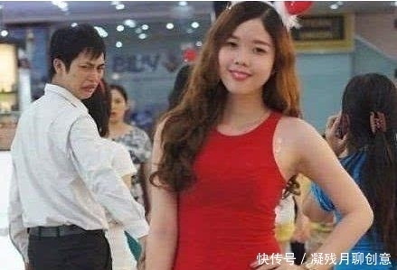 嫌弃|妹子，别光顾着臭美拍照了，瞧身后大哥嫌弃的表情，真是尴尬