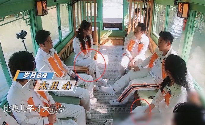  同款|奔跑吧baby和关晓彤穿同款衣服，坐姿却大不相同，女神和女汉子的区别