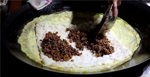 哄抢|小伙街头卖“手艺”早餐,8元一份遭哄抢,食客买到就是赚到