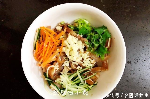 家常|一道家常凉菜,做法简单,好吃解腻,比大鱼大肉受欢迎