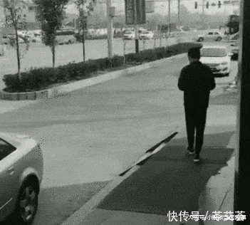  招来|走在大街上, 小伙一个很不恰当得行为, 差点招来杀身之祸