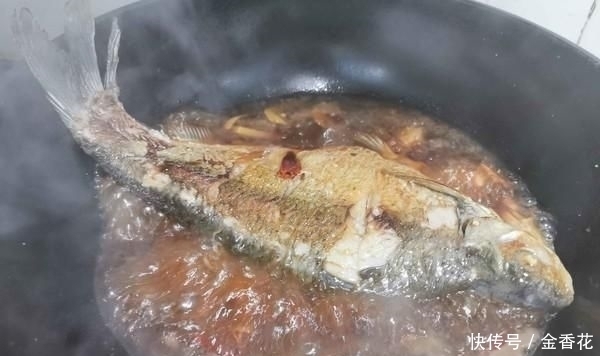 鱼刺|鱼刺卡在喉咙里,别再喝醋吞米饭了,教你1招,让鱼刺自己跑出来