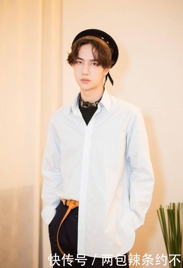  收工|王一博收工秒变“王大爷”，裤腿绑个蝴蝶结，粉丝：酷盖你变了