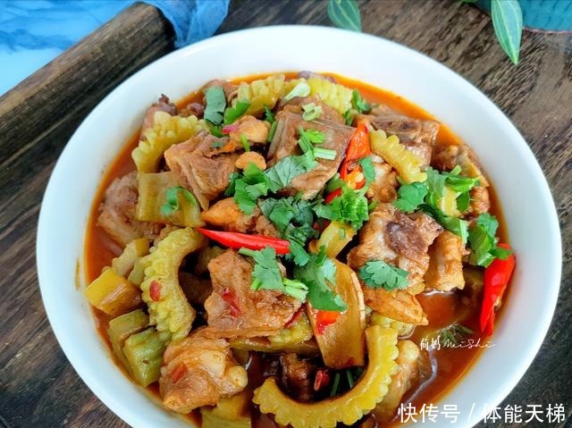 开心|一家四口的晚餐，妈妈做了三菜一汤，简单营养味美，家人吃着开心