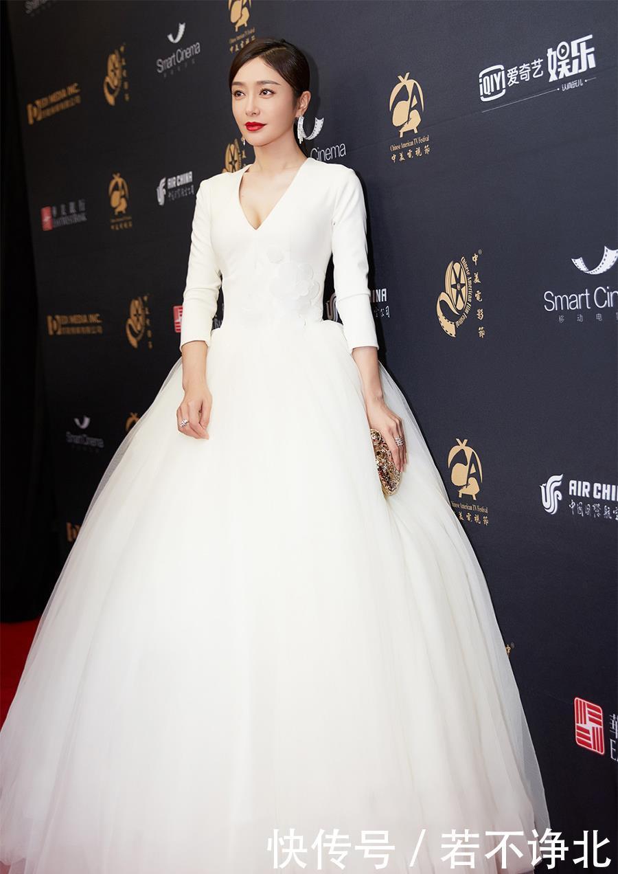  秦岚|秦岚被品牌方要求穿V领，嫌弃领子大用手缝，这样的女人太有魅力