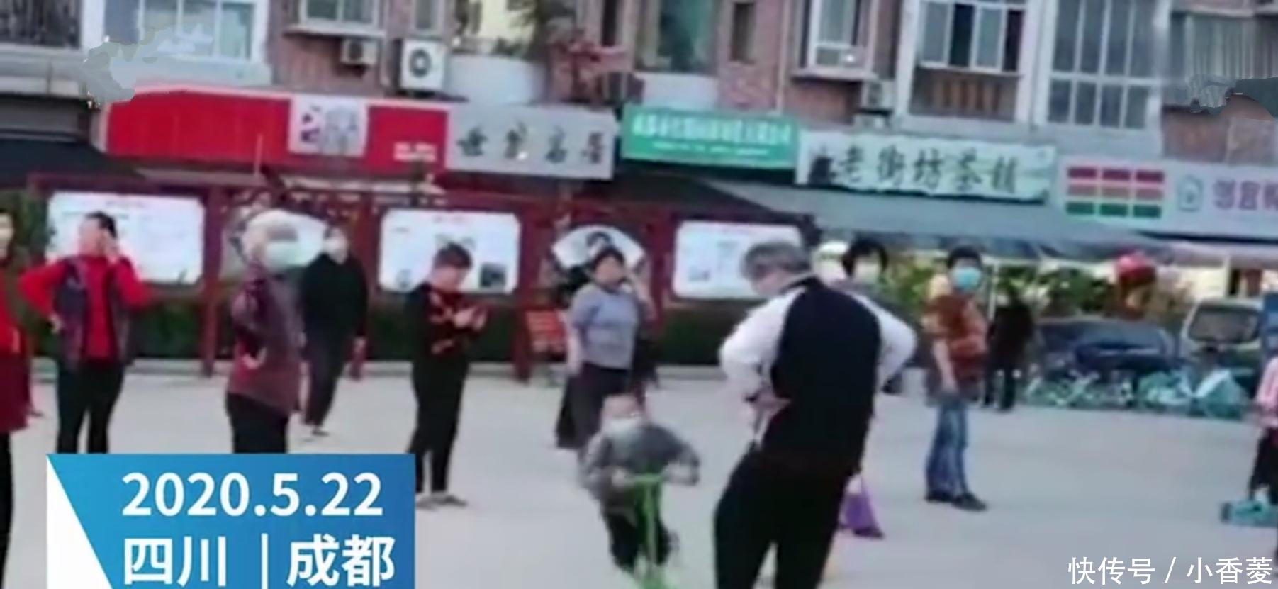 大妈|故意绊倒骑车儿童的广场舞大妈，年轻时就不是什么好人！