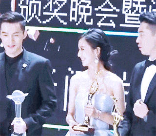 做饭|搞笑GIF:孩子,你家的大人呢?怎么这么小就开始做饭了!