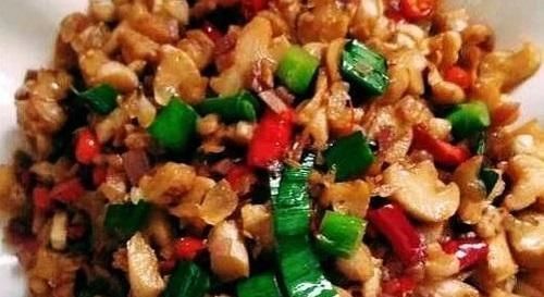 路边|老奶奶路边卖“特色小吃”,路人只看不买,顾客是你们不识货