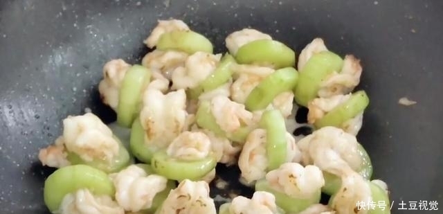虾仁|黄瓜虾仁简单家常做法,虾肉Q弹、黄瓜清脆,非常适合在夏季吃
