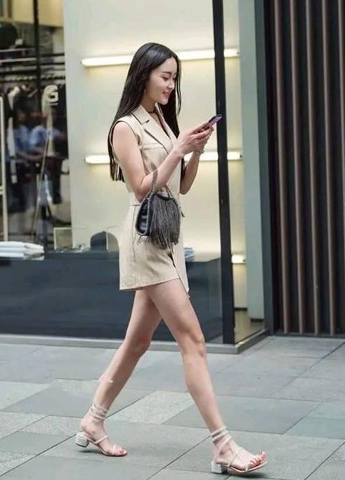 女神|街拍:秀丽端庄的美女,身穿半袖连衣裙,时尚优雅女神气质