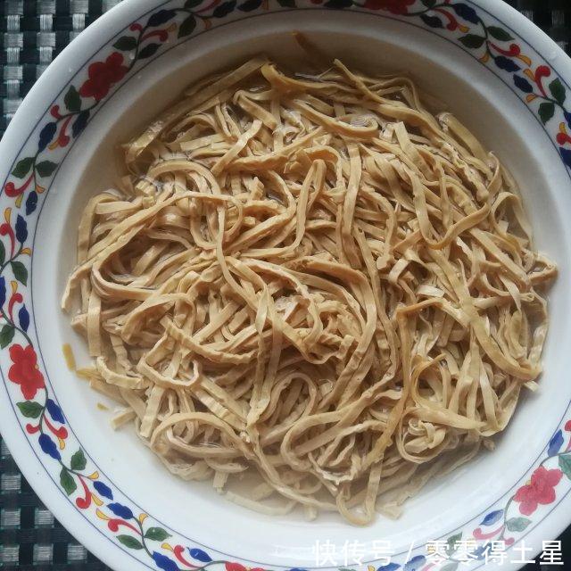 酸辣|小米椒黄瓜拌豆腐丝,酸辣中微麻,秋黄瓜又嫩又脆