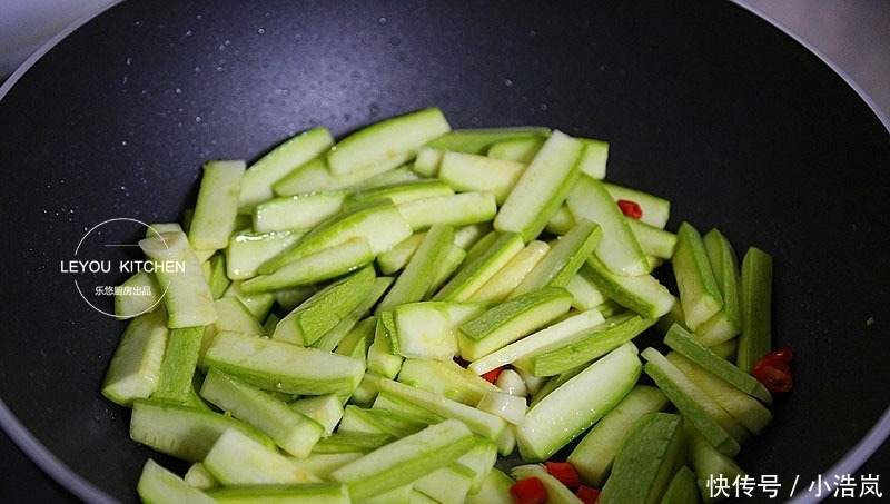 入味|炒一盘西葫芦出少半盘汤?掌握3点,入味好吃,还不易出汤