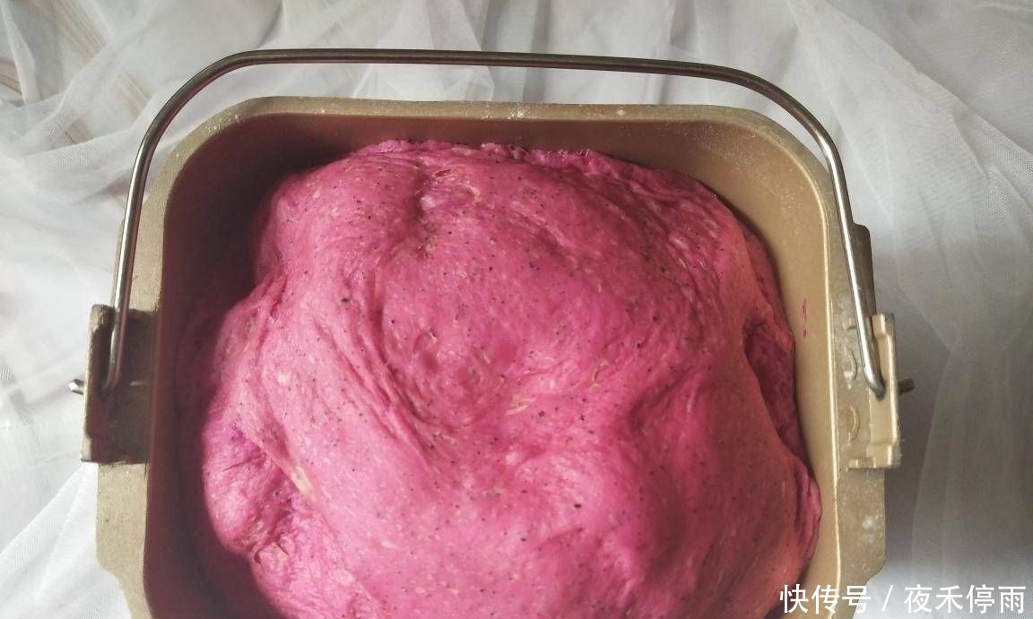 黄油|粉色火龙果麻薯软欧面包