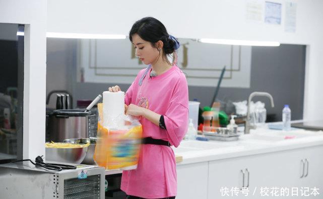  预防|赵丽颖工作室为反黑太努力，照片文案一步到位，提前预防老板被骂