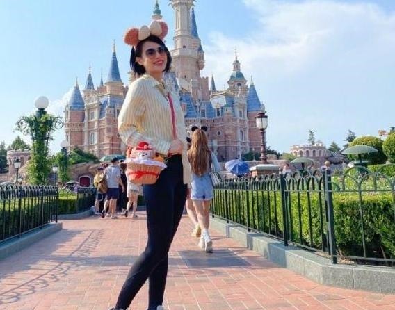 胡杏儿|胡杏儿小儿子长大了!与妈妈同游迪士尼显兴奋,身边不见哥哥陪伴